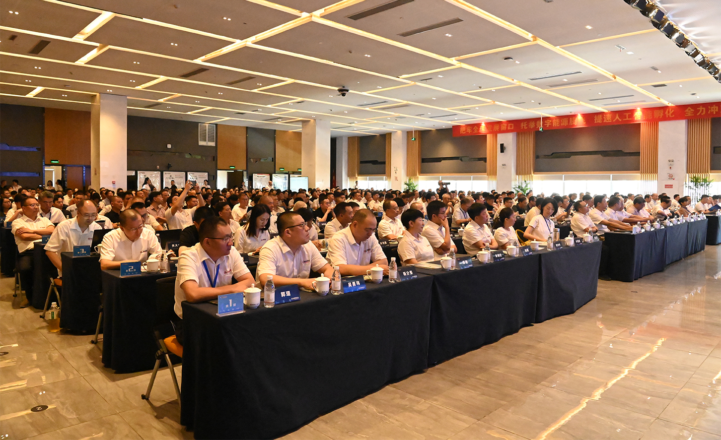 踔厲奮發(fā)四曲線，乘風(fēng)破浪十五五——銀輪股份2025年度戰(zhàn)略研討會綜述